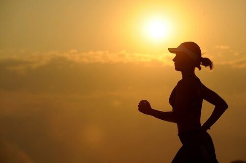 წონის დასაკლებად სირბილი შეგიძლიათ არა მხოლოდ დილით, არამედ საღამოს. 